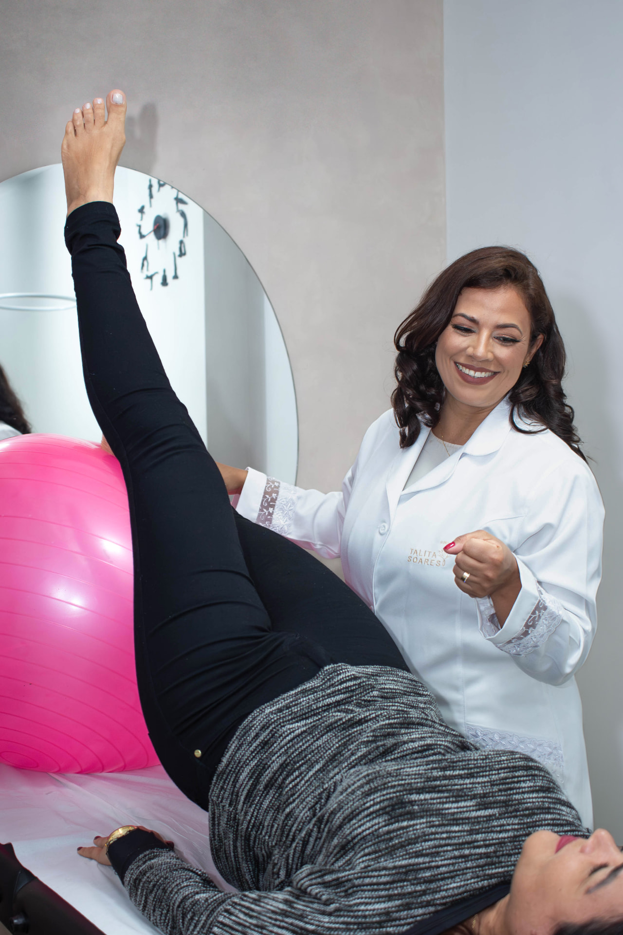 Atendimento de fisioterapia pélvica com bola terapêutica no consultório